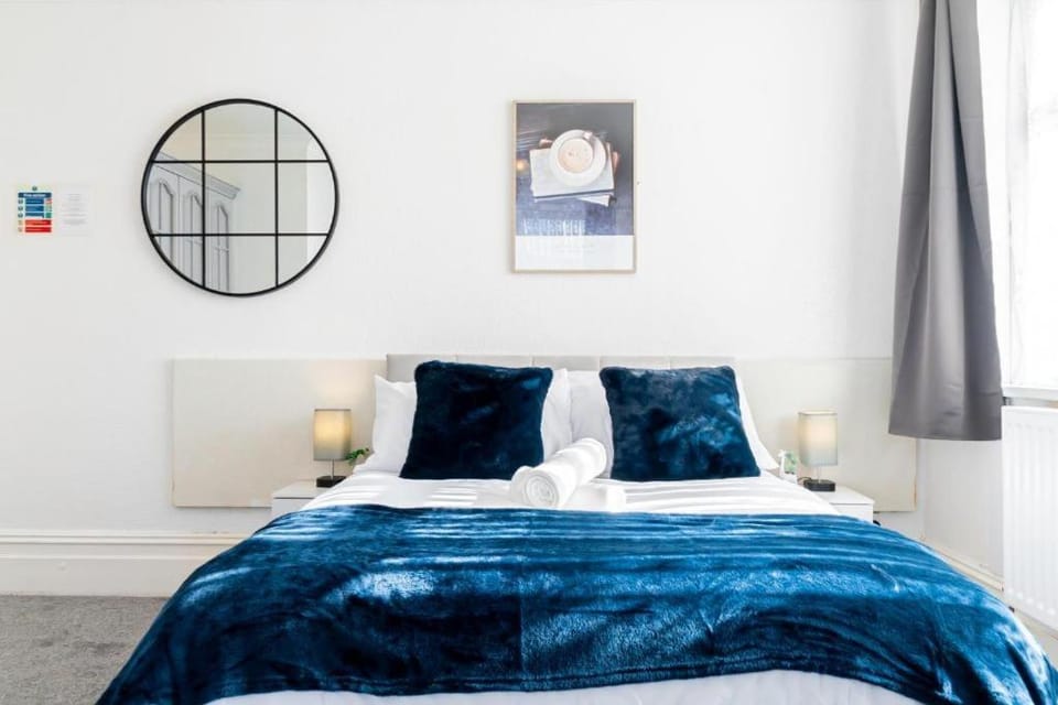 Bed, Photo of the whole room, Decorative detail, Bedroom