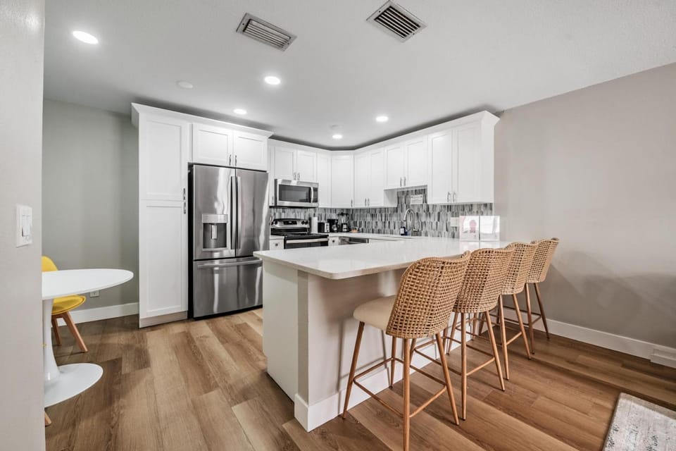 Waterfront Family & Pet Friendly for 8 2BR1BA House in Apollo Beach
