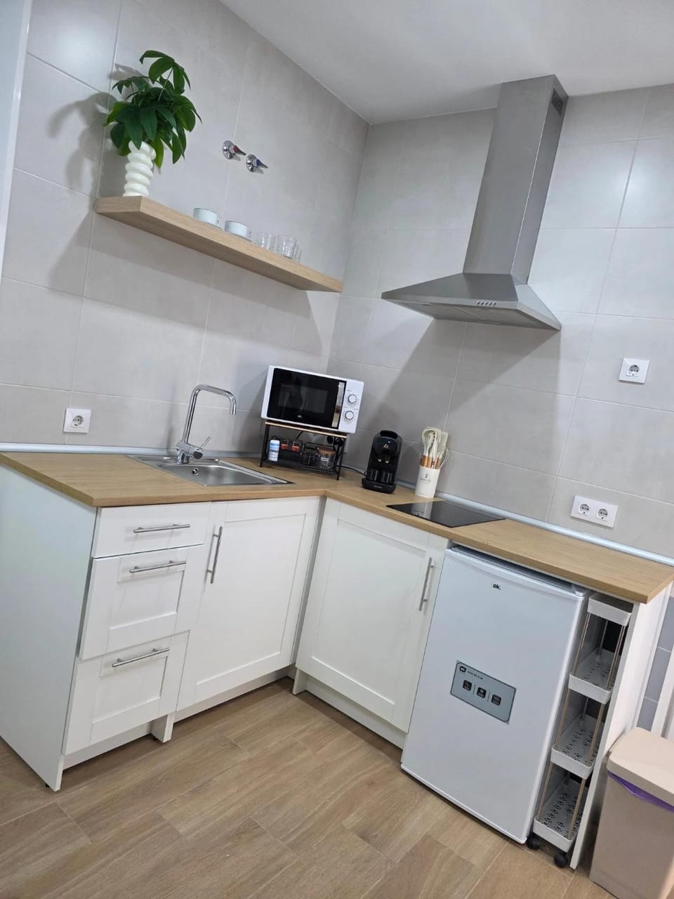Coffee/tea facilities, Kitchen or kitchenette, stove, toaster