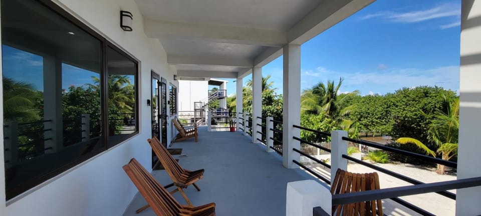 Lickety Split Unit 3, Northside Ocean View Apartment in Belize District