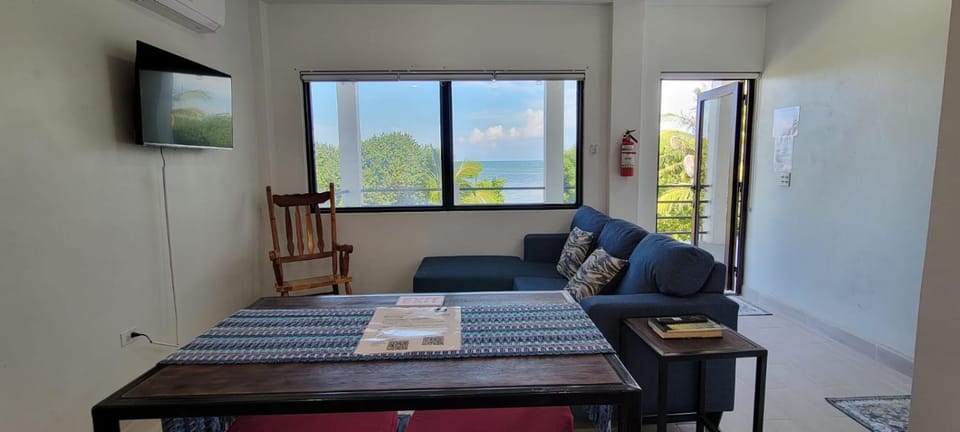 Lickety Split Unit 3, Northside Ocean View Apartment in Belize District