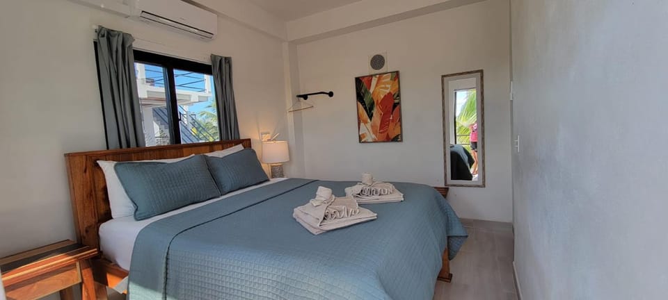 Lickety Split Unit 3, Northside Ocean View Apartment in Belize District