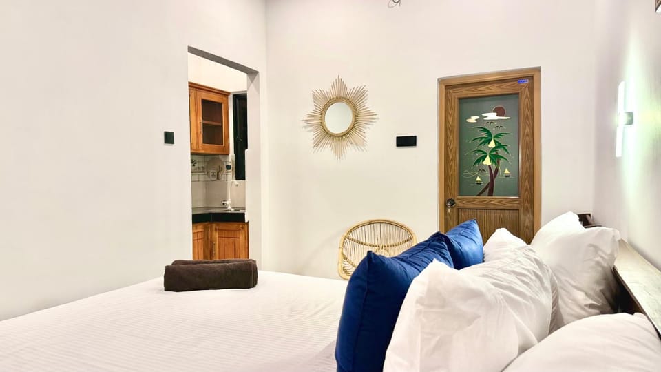 Seating area, Bedroom, kitchen, air conditioner