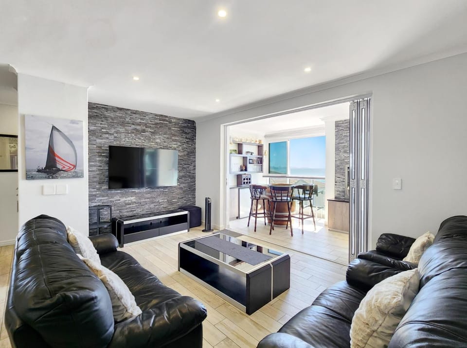 Neptune Isle Oceanfront 3-Bed with Pool Apartment in Cape Town