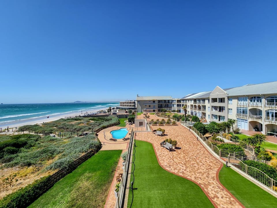 Neptune Isle Oceanfront 3-Bed with Pool Apartment in Cape Town