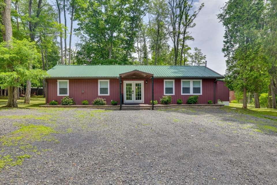 Pet-Friendly Group Getaway 12 Mi to Camelback Mtn! House in Pocono Mountains