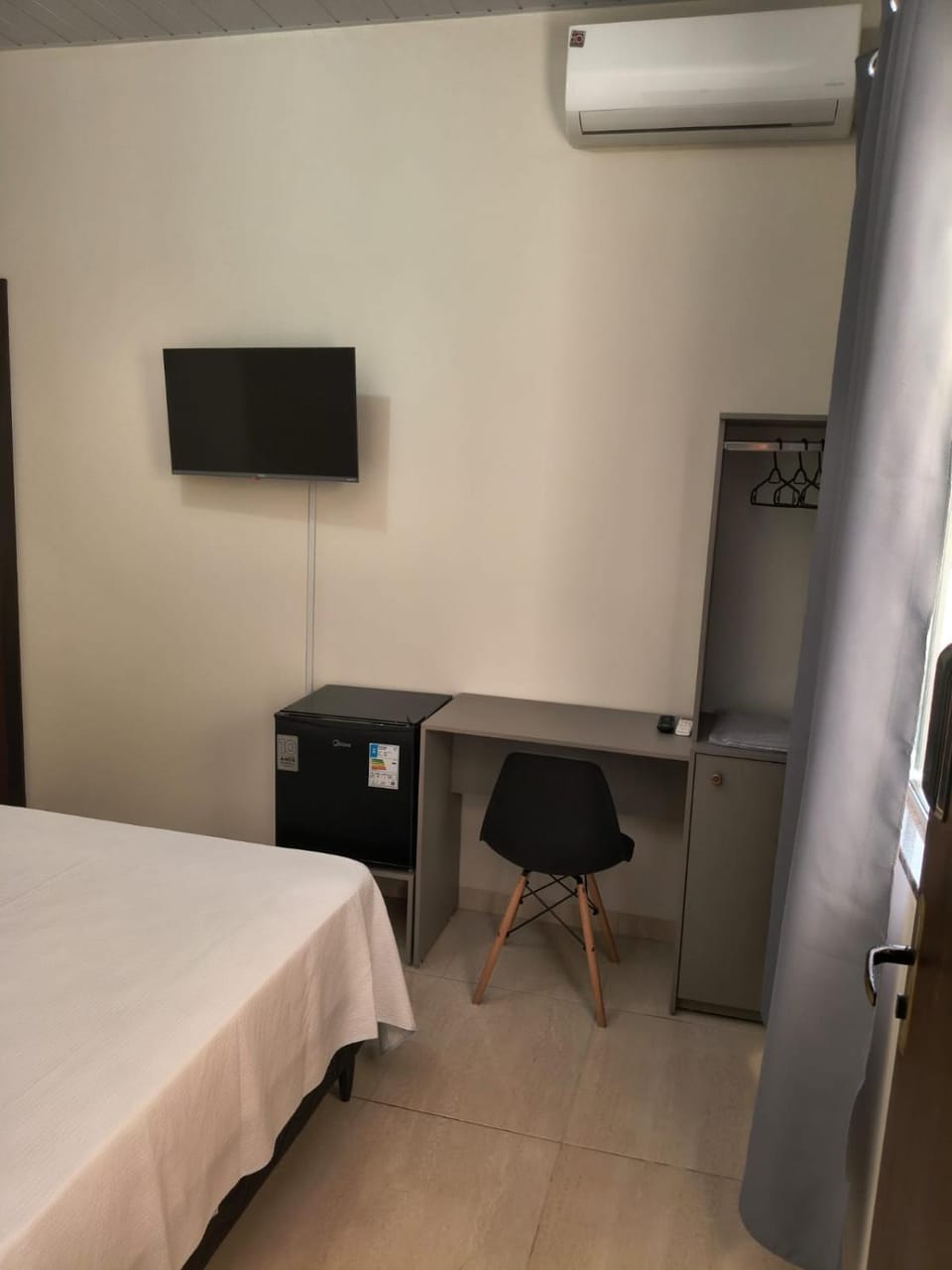 suíte para 3 pessoas com ar,tv e frigobar garagem para veículo de pequeno porte Bed and Breakfast in Sinop