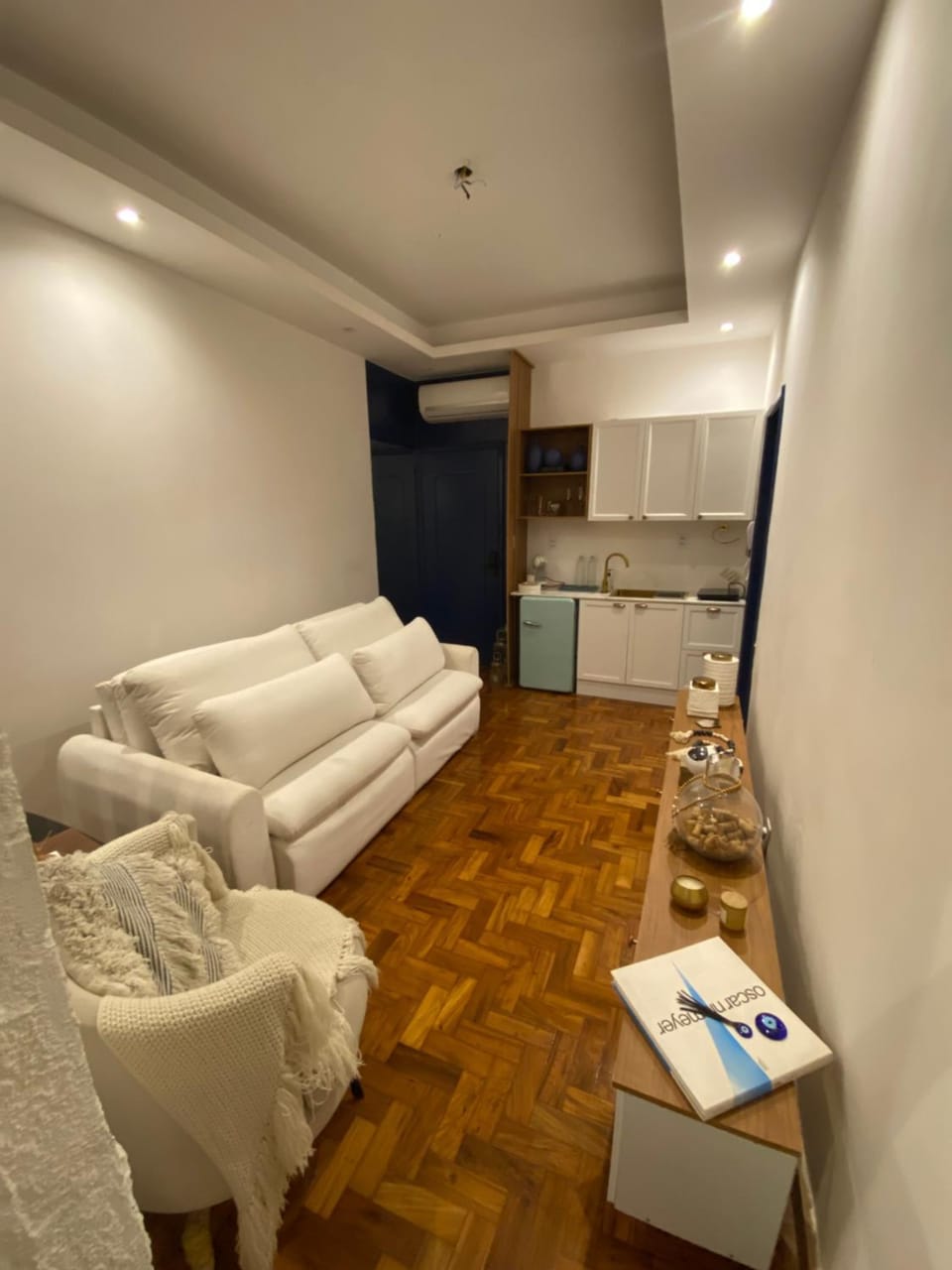 Kitchen or kitchenette, Living room, minibar