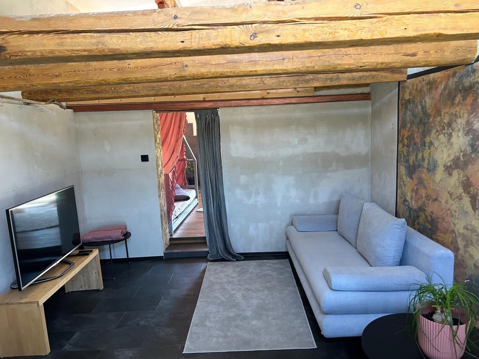 Communal lounge/ TV room, TV and multimedia, Living room, Seating area, Evening entertainment