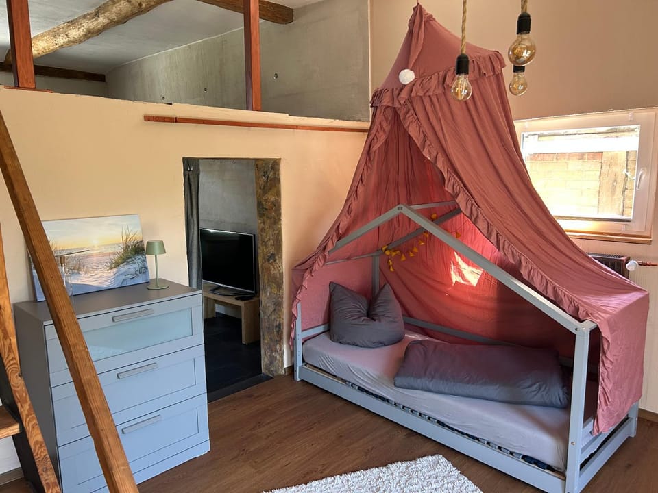 Bed, Photo of the whole room, Bedroom