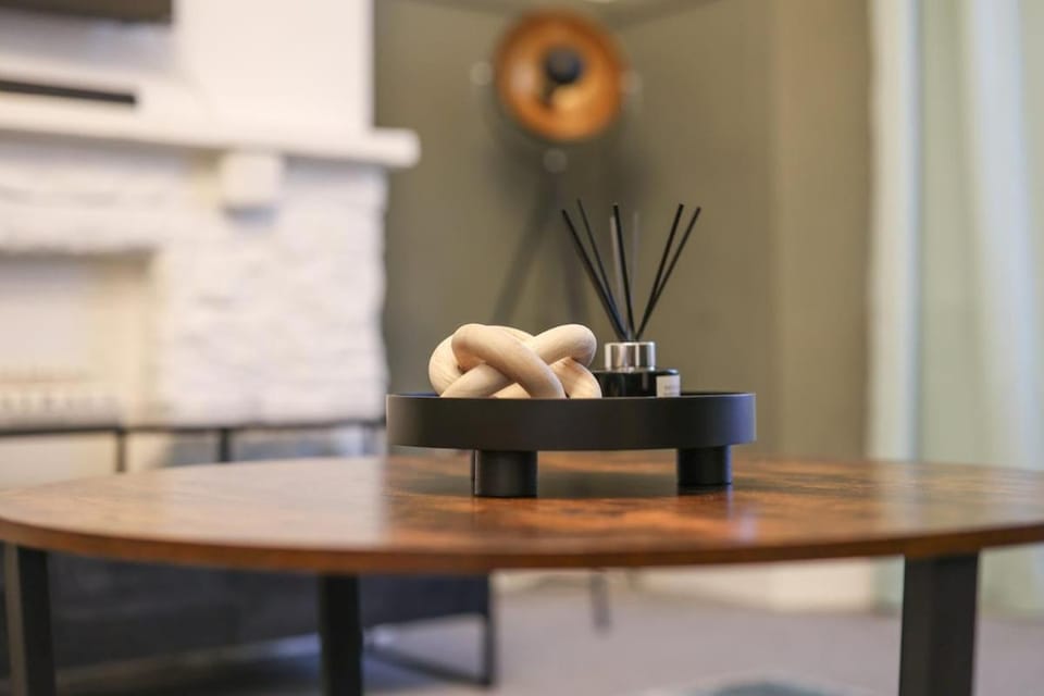 Very Spacious 3br House With Parking near City Centre, Sleeps 8, by URBAN PINNACLE STAYS Apartment in Newcastle upon Tyne