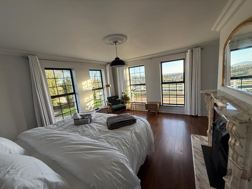 Bed, View (from property/room), View (from property/room), Seating area, Bedroom, Garden view, Garden view, Landmark view, Landmark view