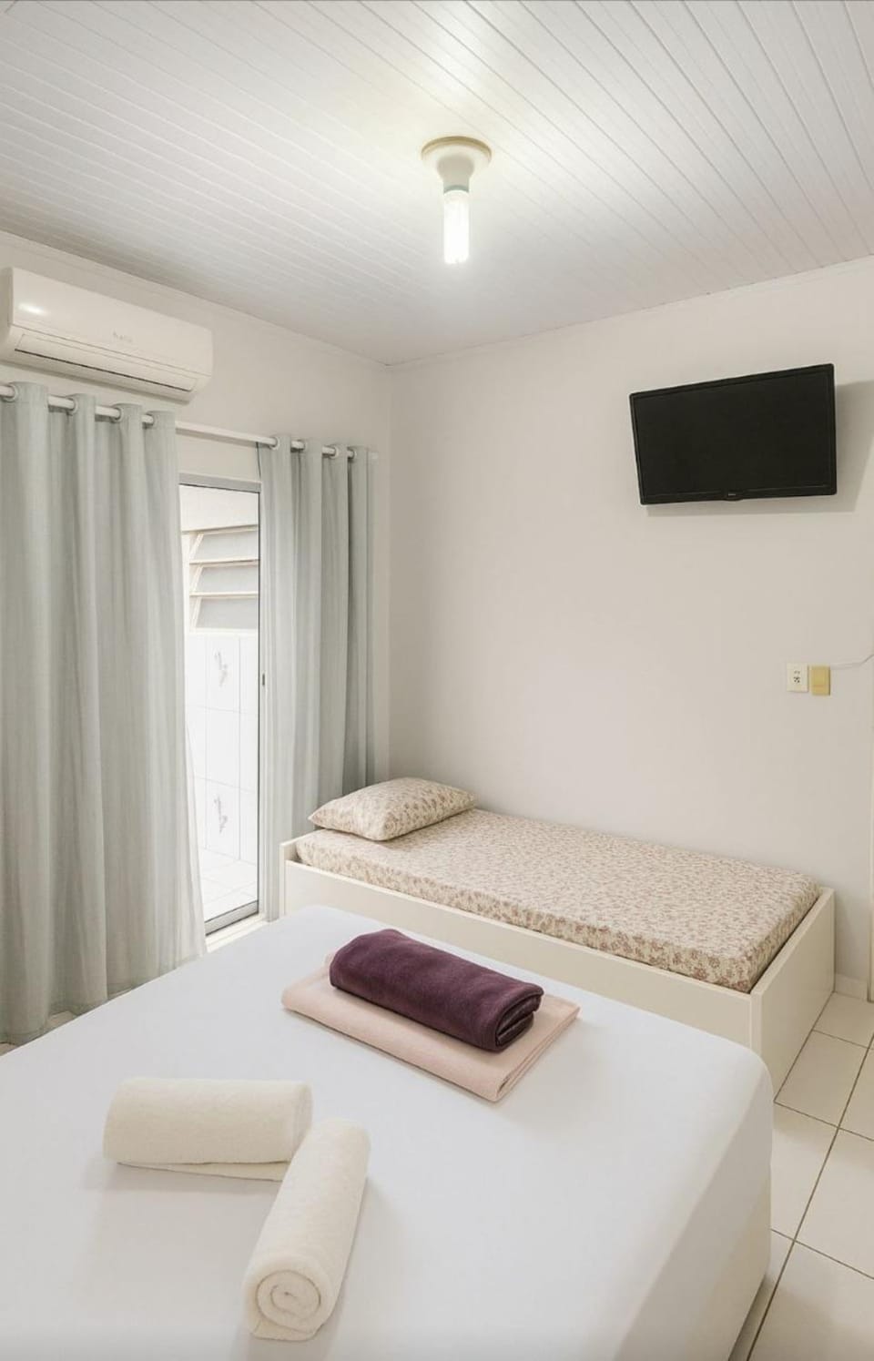 Bed, TV and multimedia, Photo of the whole room, Bedroom, towels, air conditioner
