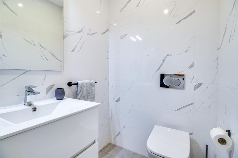 Toilet, towels