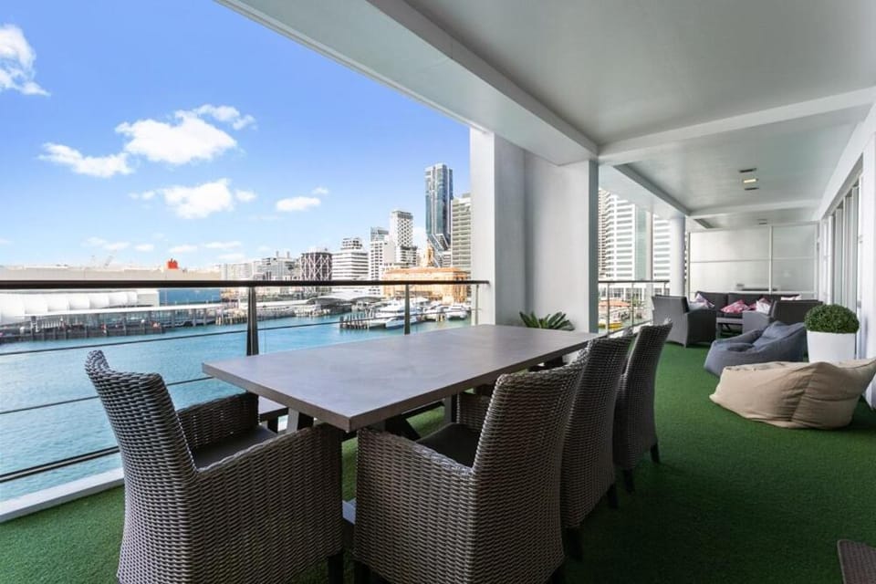 Premium Waterfront Apartment with Harbour Outlook Apartment in Auckland