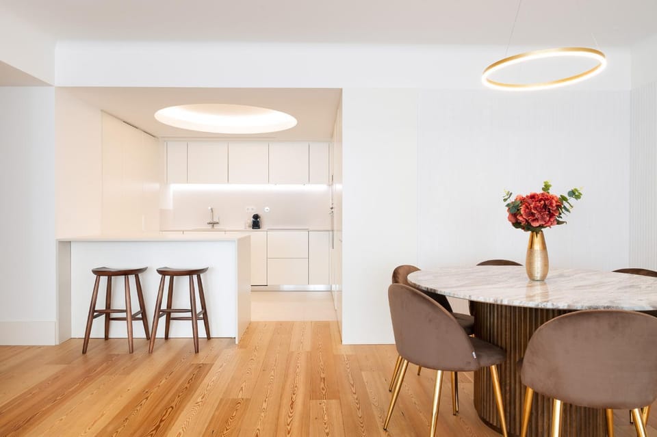 Kitchen or kitchenette, Dining area