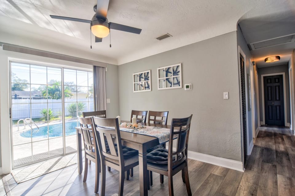 Coral Coastal Retreat House in Pinellas Park