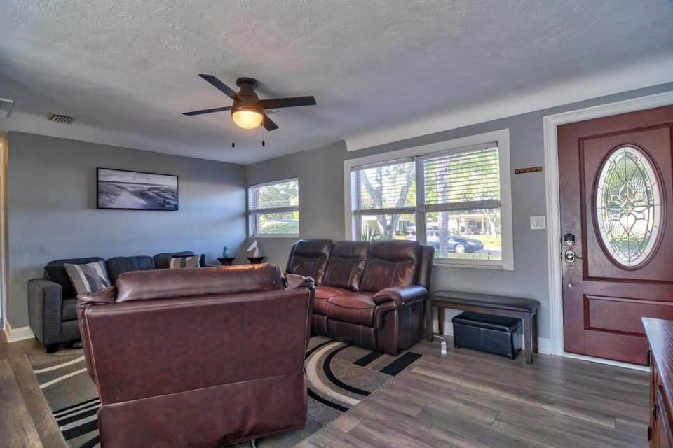 Coral Coastal Retreat House in Pinellas Park