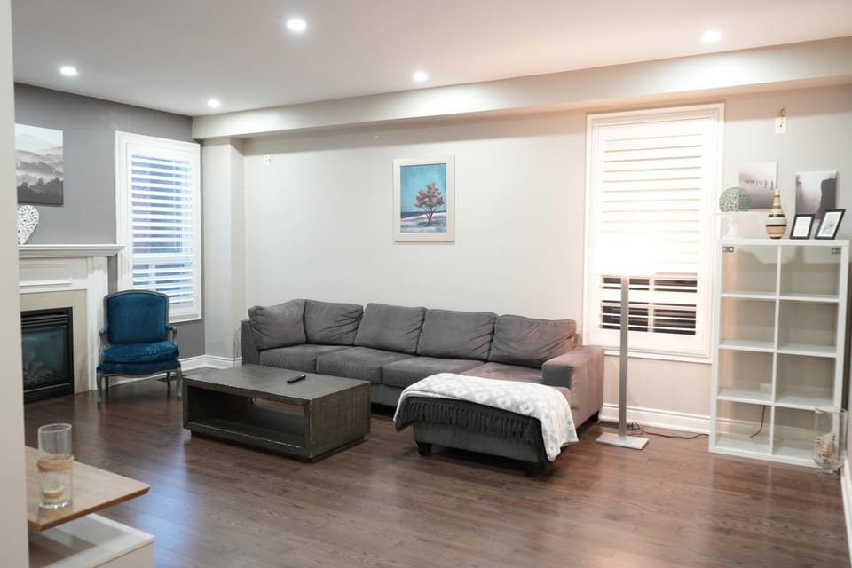 Luxury 5BR Home with Spa Bath Villa in Burlington