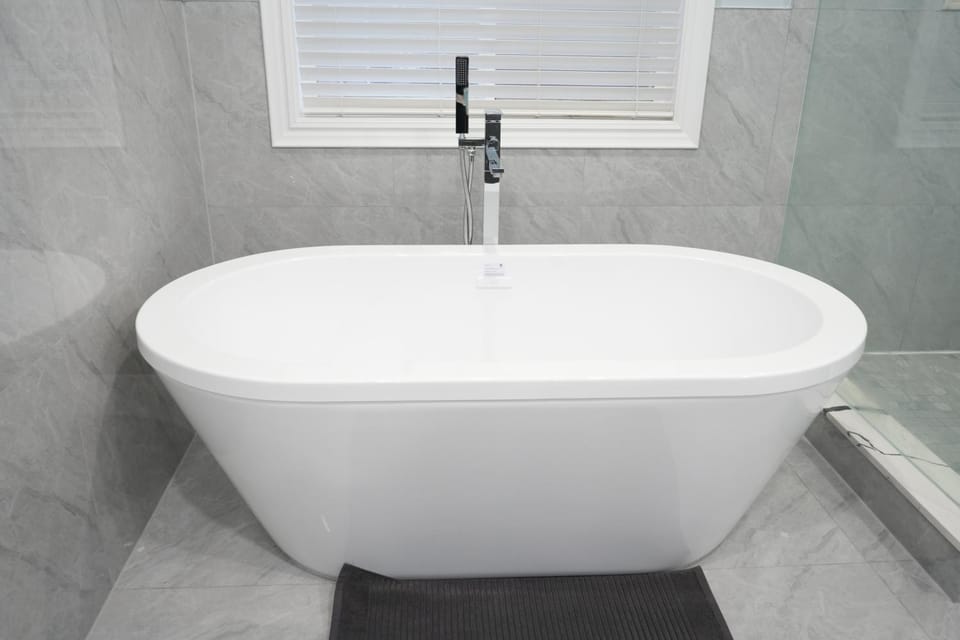 Luxury 5BR Home with Spa Bath Villa in Burlington