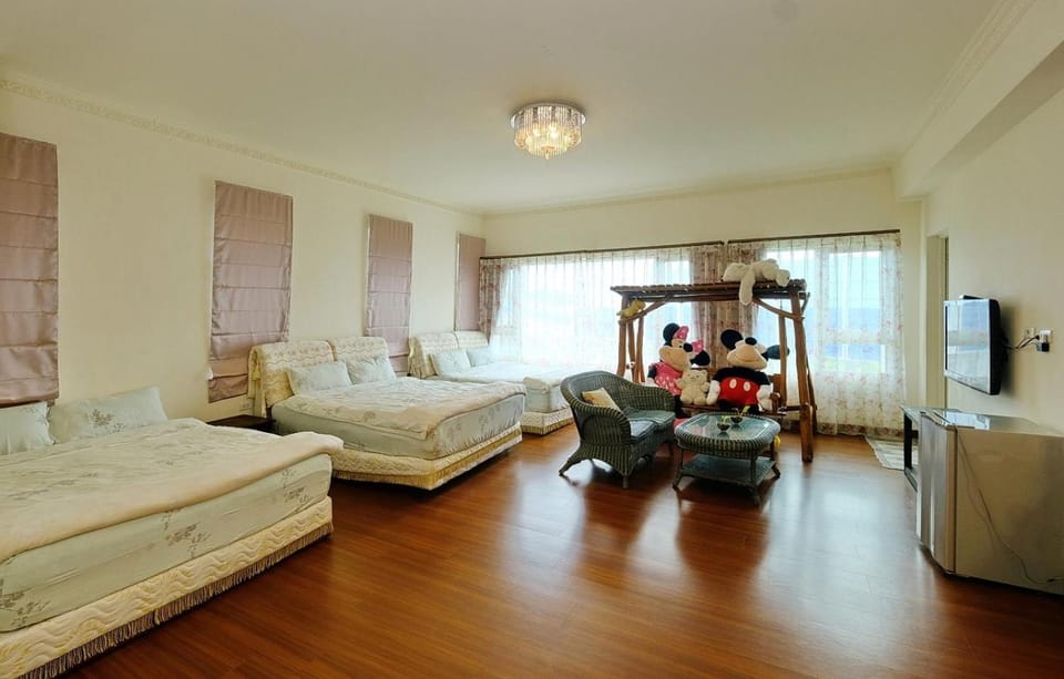 Bed, TV and multimedia, Living room, Photo of the whole room, Seating area, Bedroom