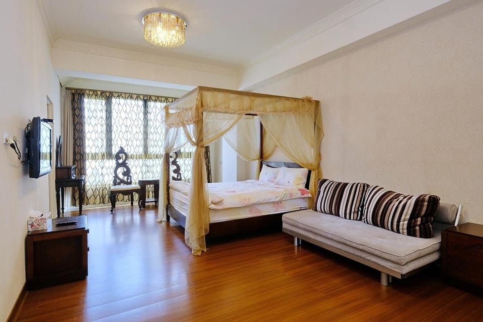 Bed, TV and multimedia, Photo of the whole room, Bedroom
