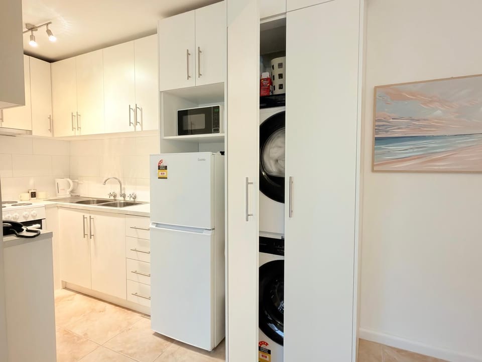 Kitchen or kitchenette, laundry
