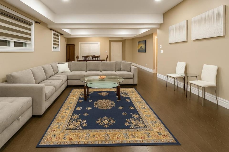Executive 2BR Lower Suite Private & Spacious Close to USA Border Apartment in Windsor