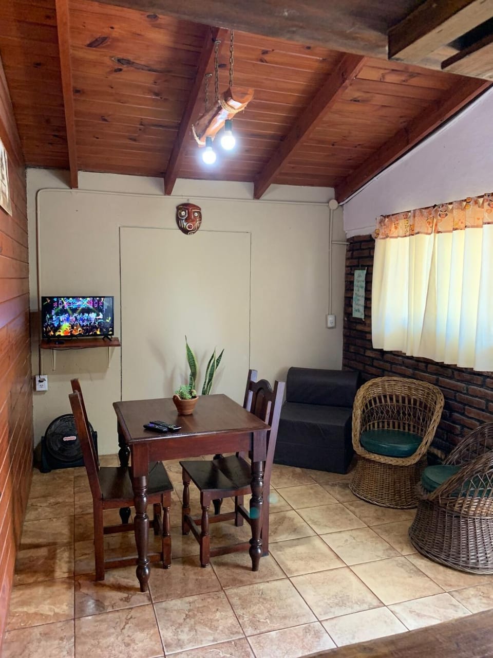 TV and multimedia, Living room, Seating area, Dining area