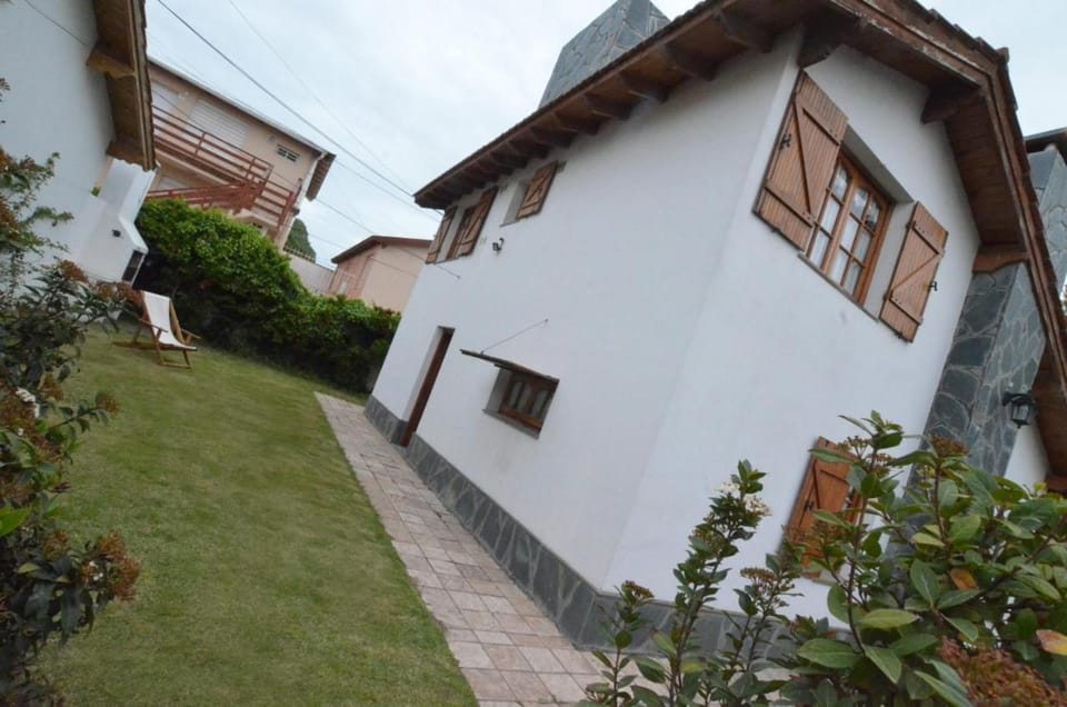 CASA con 3 habitaciones, 2 baños, cochera y patio a 100 metros del mar Durante ENERO y FEBRERO solo se alquila por un MÍNIMO de 7 días House in Buenos Aires Province
