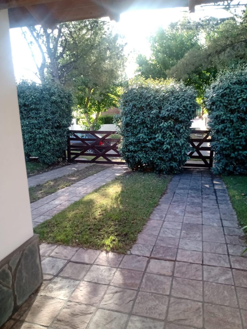 CASA con 3 habitaciones, 2 baños, cochera y patio a 100 metros del mar Durante ENERO y FEBRERO solo se alquila por un MÍNIMO de 7 días House in Buenos Aires Province