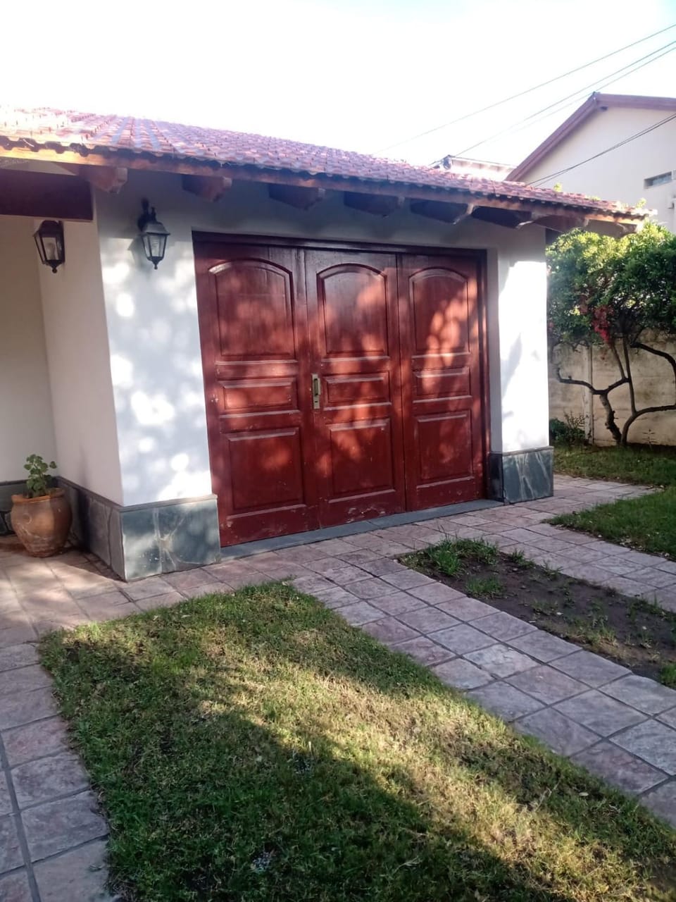 CASA con 3 habitaciones, 2 baños, cochera y patio a 100 metros del mar Durante ENERO y FEBRERO solo se alquila por un MÍNIMO de 7 días House in Buenos Aires Province