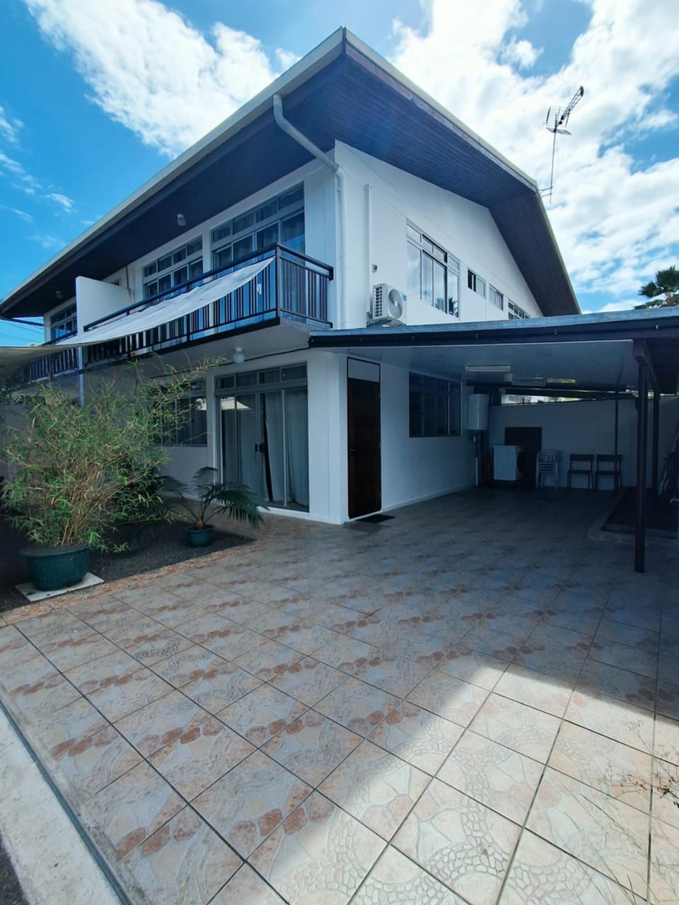 Property building, Facade/entrance, Day, Garden, Parking