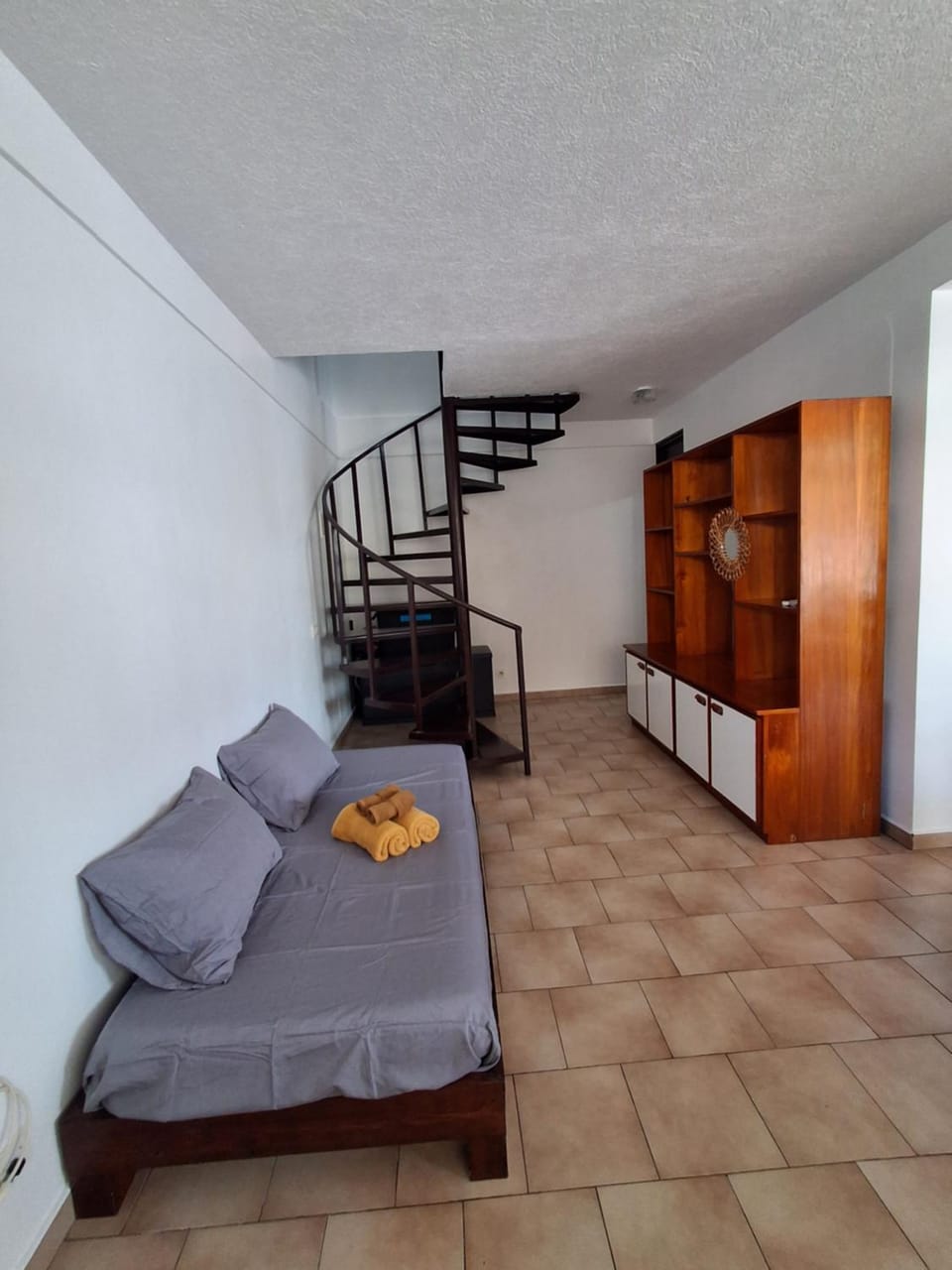 Bed, TV and multimedia, Living room, Seating area, internet, air conditioner