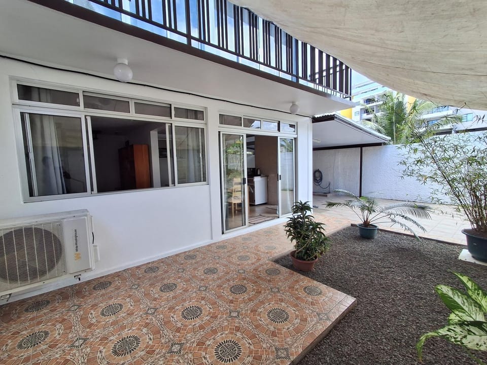 Property building, Day, Garden, Balcony/Terrace