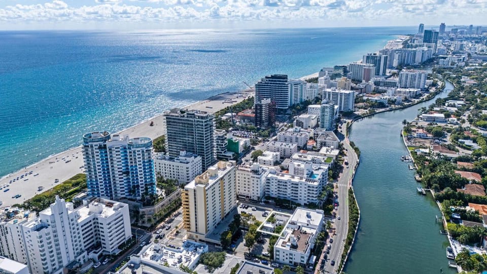 Art Deco Stay 1 Block from ocean Balcony Apartment in Miami Beach
