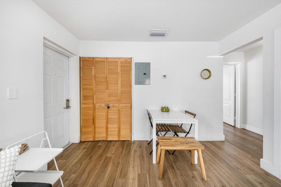 Art Deco Stay 1 Block from ocean Balcony Apartment in Miami Beach