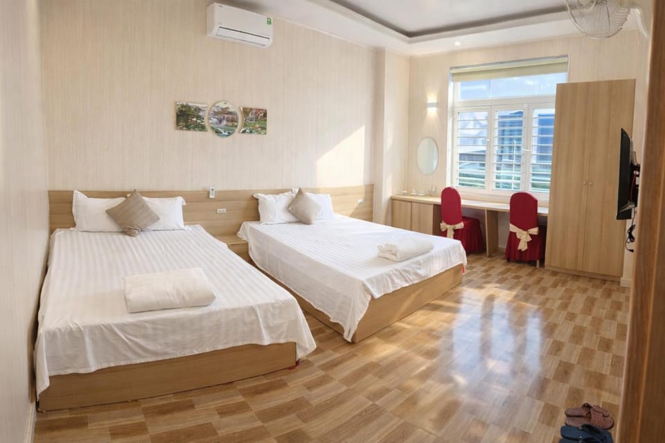 Bed, Photo of the whole room, towels