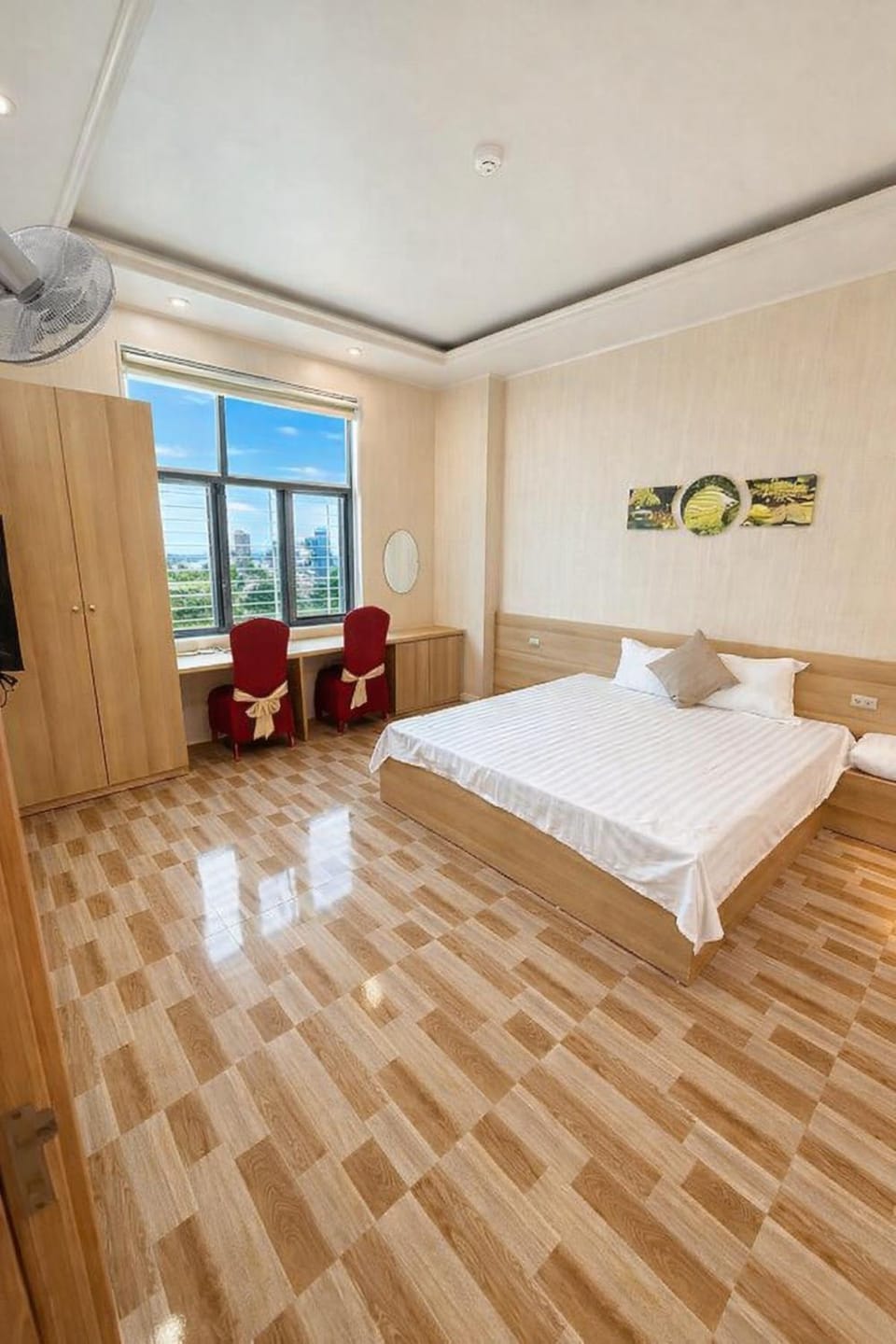 Photo of the whole room, Bedroom