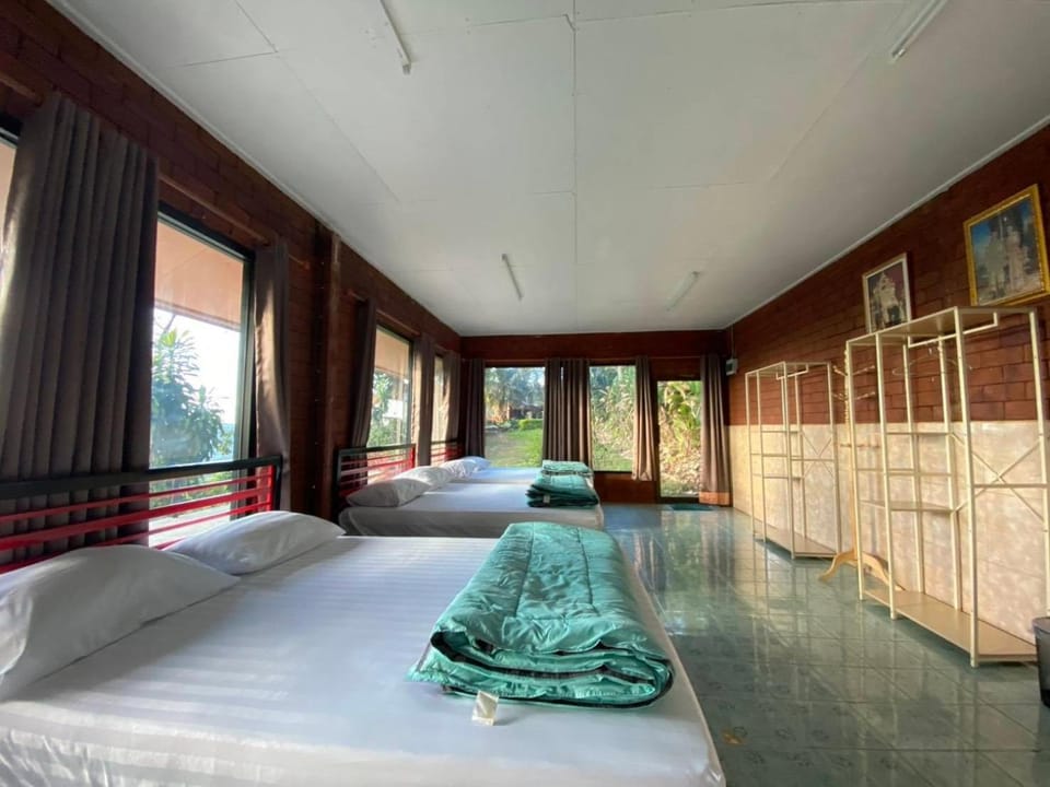 ภูชี้ฟ้าอินน์ รีสอร์ท Phucheefainn Resort Bed and Breakfast in Laos