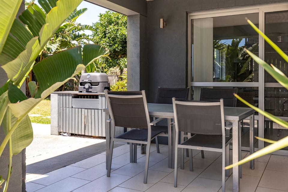 Property building, Patio, Day, Balcony/Terrace, Seating area