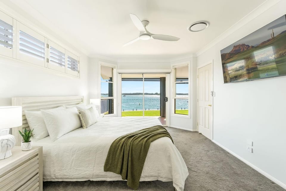 Bed, TV and multimedia, Bedroom, River view