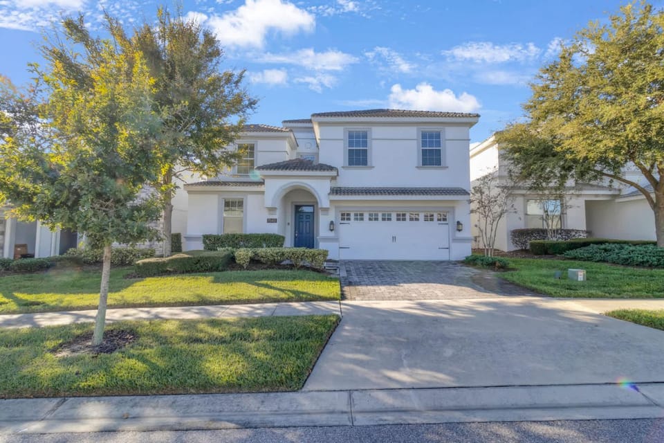 Beautiful 8 Bed Home with Pool House in Four Corners