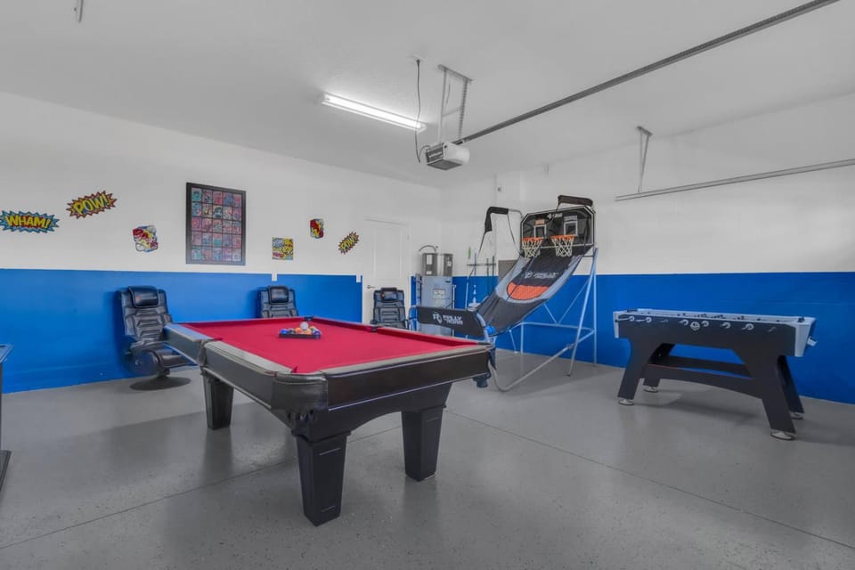 Beautiful 8 Bed Home with Pool House in Four Corners