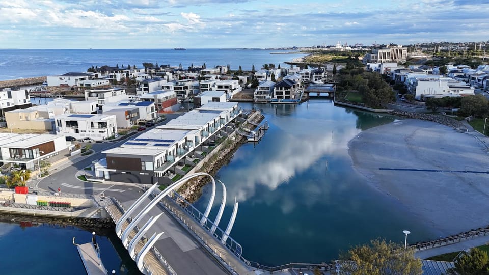 Property building, Neighbourhood, Natural landscape, Bird's eye view, Sea view, Street view, Location