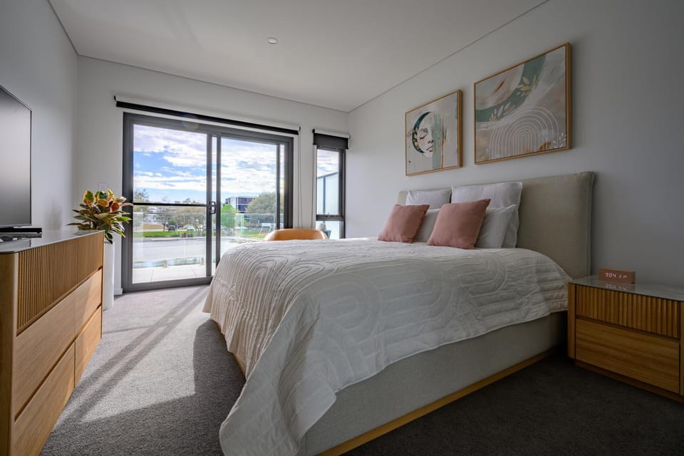 Bed, TV and multimedia, Bedroom