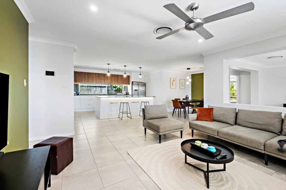 Capestone Cove - Spacious Modern Home - Mango Hill House in Mango Hill