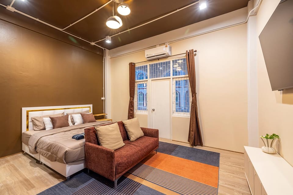 Bed, TV and multimedia, Living room, Photo of the whole room, Seating area, Bedroom, air conditioner