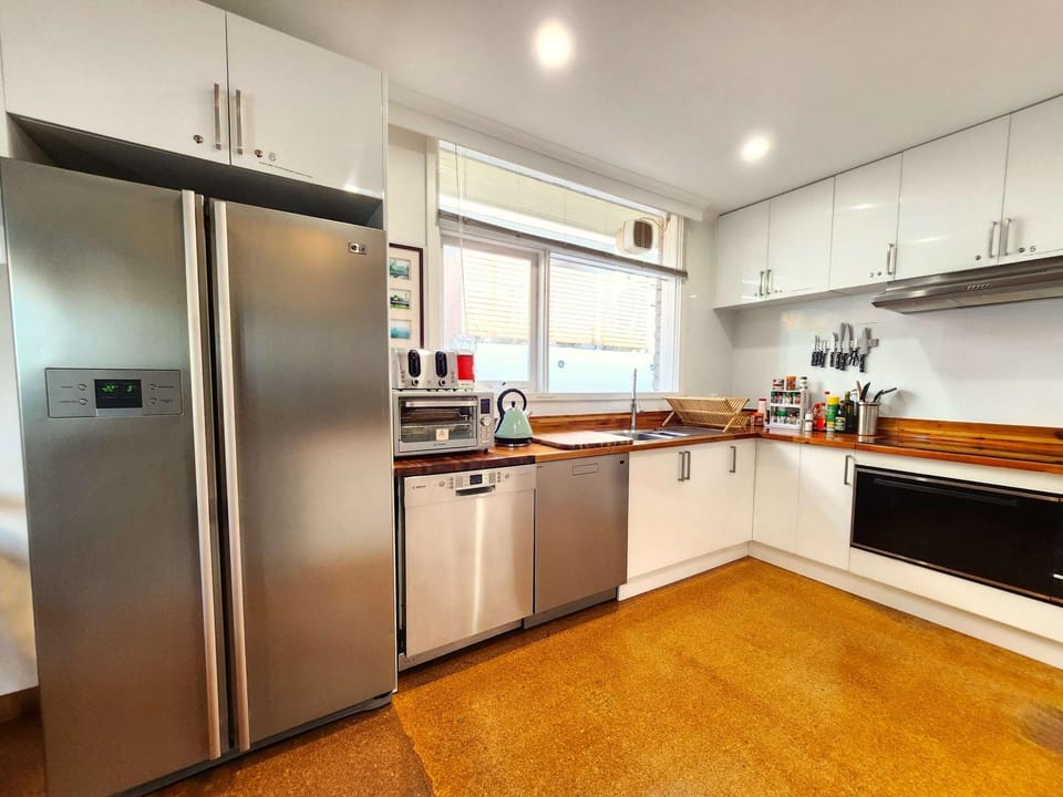 Coffee/tea facilities, Kitchen or kitchenette, dishwasher, oven, stove, toaster