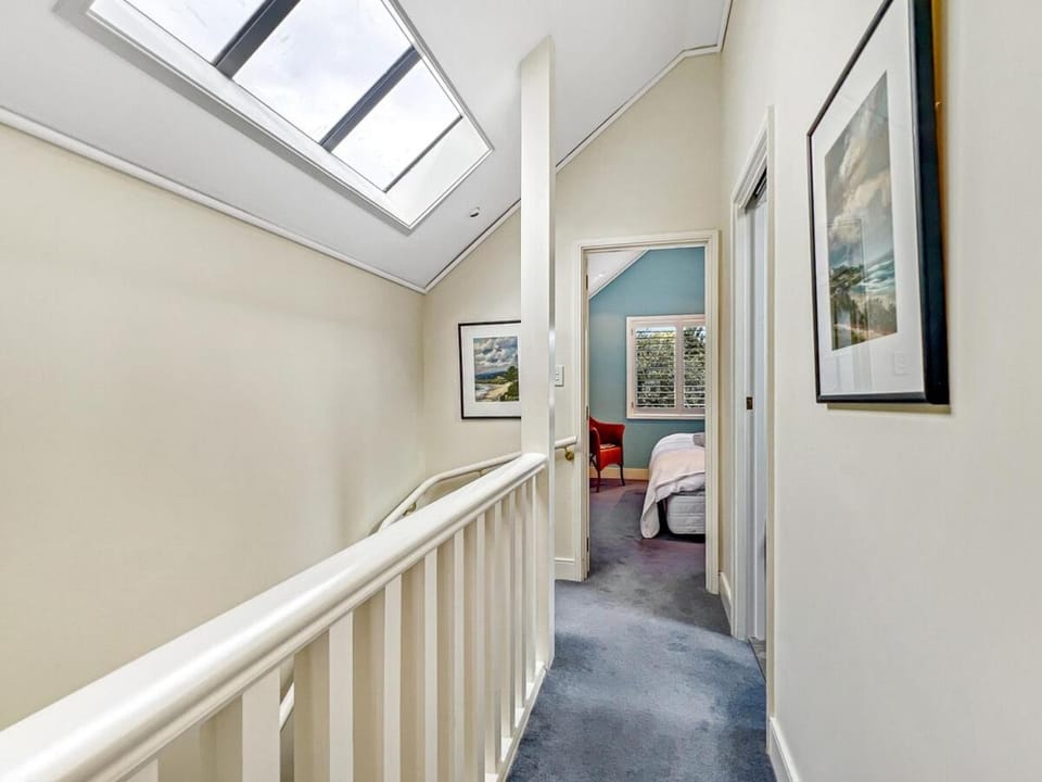 Peaceful 2-Bedroom Retreat with Harbour Outlook Apartment in Akaroa